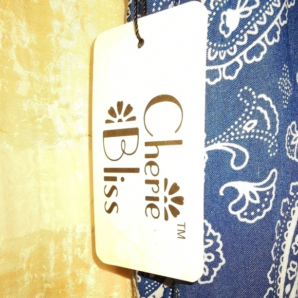 New Classy Blue print top - Picture 6 of 7